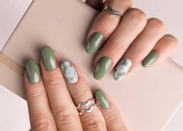 What are the risks of a Gel Manicure?