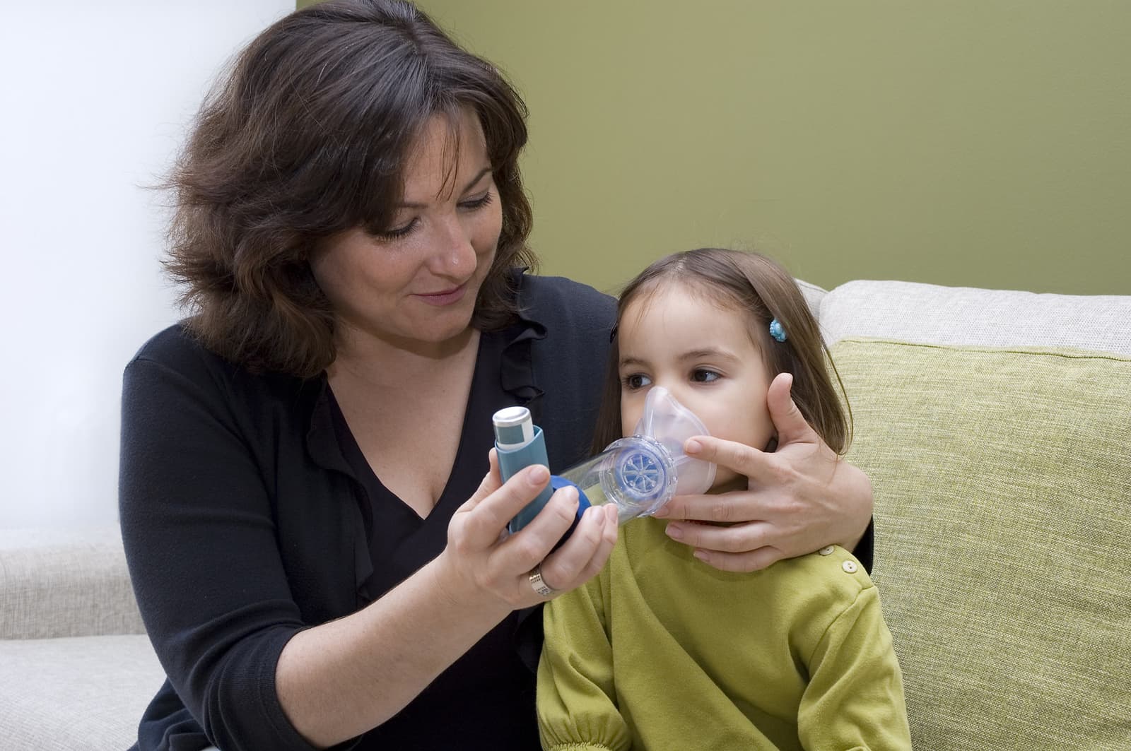 What are the symptoms of asthma?