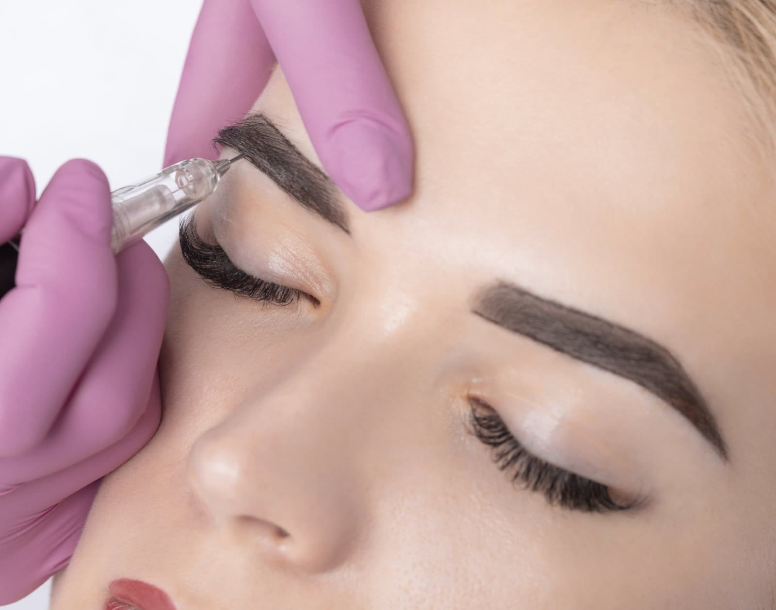 Eyebrow Tattoos vs. Microblading
