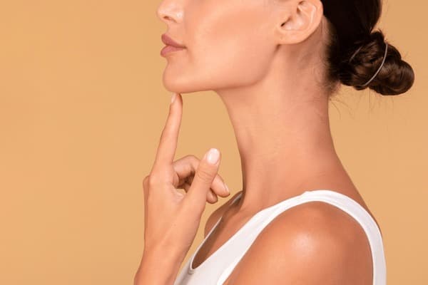 What are the risks of a chin implant?