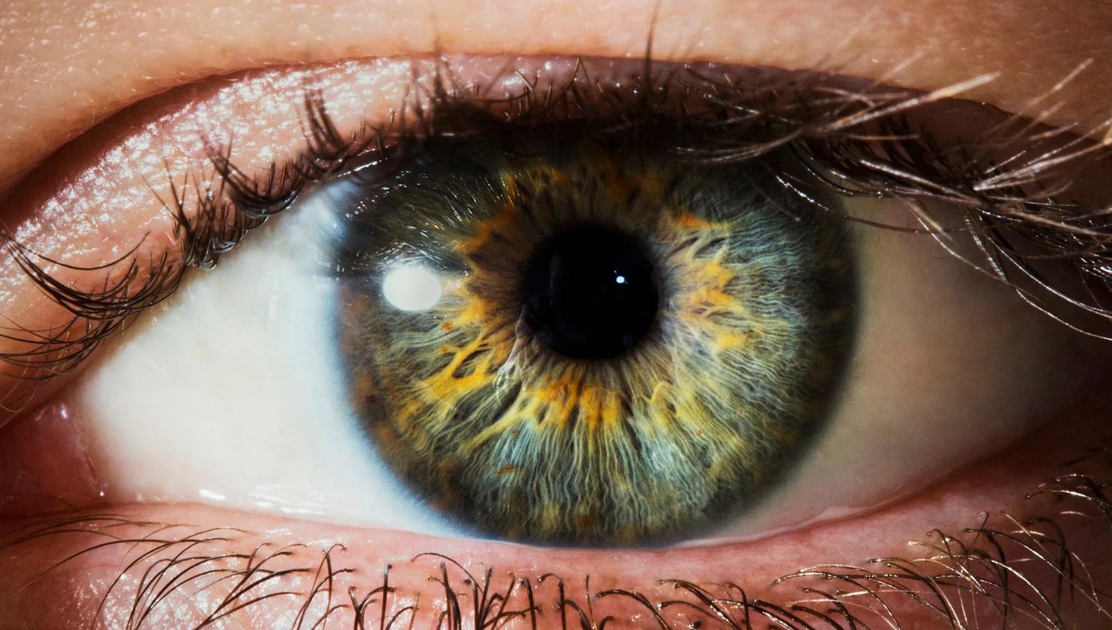 How does Permanent Eye Color Change Work?
